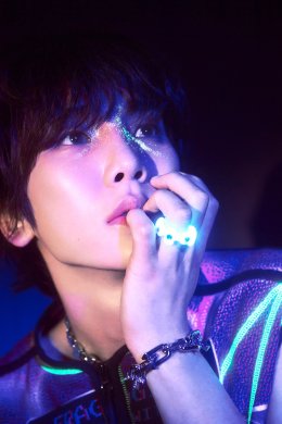 KEY (คีย์) วง SHINee (ชายนี่) ยินดีต้อนรับทุกคนเข้าสู่โลกที่นำโดย 'ไซบอร์ก KEY' ในเพลงใหม่ 'Pleasure Shop' รวบรวมดนตรีแนวเฮาส์ที่หลากหลายไว้ในมินิอัลบั้มชุดที่ 3 ทั้งหมด 6 เพลง